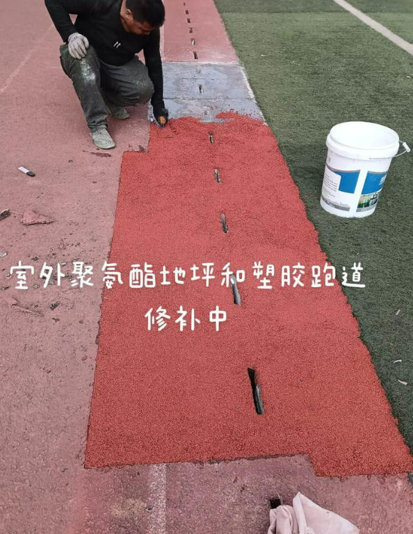 怀宁球场地面翻新维修，核心是先诊断破损
